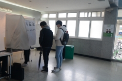 '투표’에 참여하는 학생