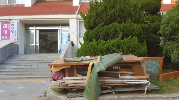 다솜관 정문에 버려진 공사장 폐기물