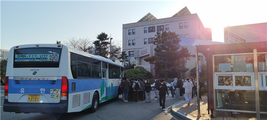 그림10  190번 버스를 이용하는 학생들의 모습, 한바다 교지편집국 자료사진