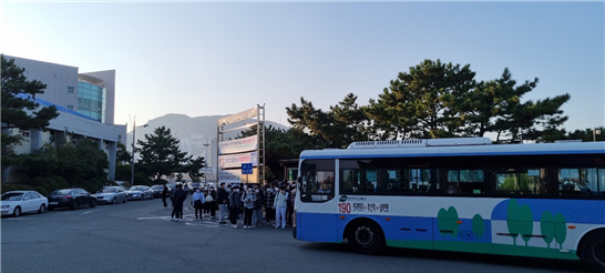 그림11 사람으로 가득찬 190번 버스의 모습, 한바다 교지편집국 자료사진